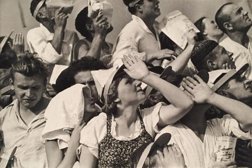 Spectators watching the paratrooper display, Tushino Airbase