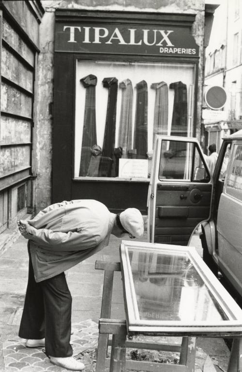 Man outside of Tipalux draperies, Paris