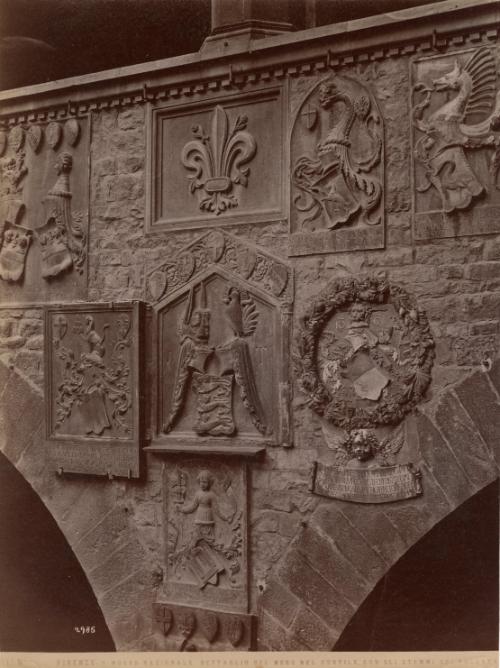 Dettaglio del muro nel cortile con gli stemm dei podesta (Detail of a wall in a courtyard with podesta coats of arms)
