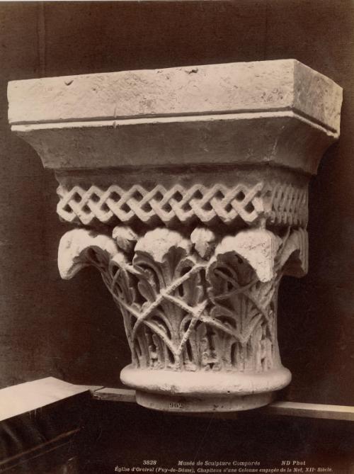 Eglise d'Orcival (Puy-de-Dome), Chapiteau d'une Colonne engagee de la Nef, XII Siecle