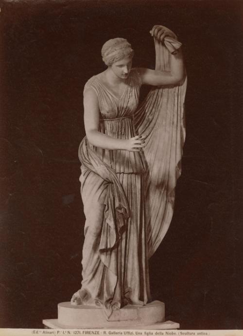 Firenze - R. Galleria Uffizi. Una figlia della Niobe (Florence - Royal Uffizi Gallery. A Daughter of Niobe)