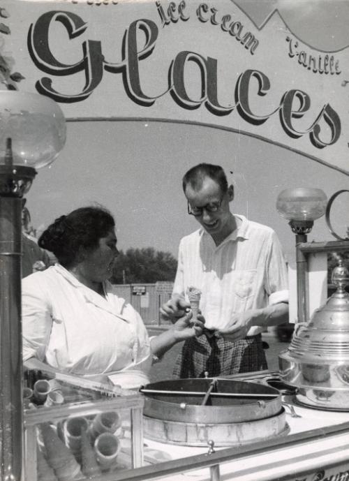 Marchaude de Glaces, Paris (Ice cream seller, Paris)