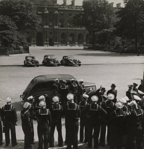 U.S. Navy Visit Paris: Coming from Norfolk, Virginia, three cruisers of the U.S. Navy, the New York, the Wyoming and the Texas, called at Le Havre, where they lay for 10 days. Officers and men took this opportunity of visiting Paris, which most of them did not know. (Crews members line up for taxis.)