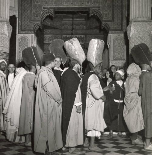 Arabian Nights in Morocco: With fabulous splendor and a dazzling display of Oriental pageantry Marrakesh (French Morocco) celebrated the simultaneous marriage of the three sons of its Pasha. / The procession of the gift bearers. Valuable presents were brought by all local chiefs who came to Marrakesh for the wedding.